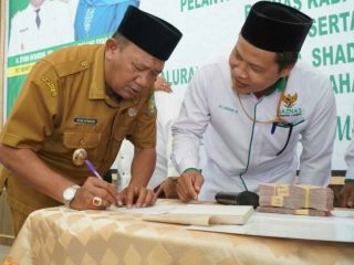 Plt Bupati Langkat, Syah Afandin serahkan zakat harta melalui Pengurus Baznas Langkat
