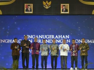 Kadisperindag Sumut Aspan Sopian Batubara (paling kiri) berfoto bersama Mendag Zulkifli Hasan dan penerima penghargaan perlindungan konsumen dari Kemendag.(ist)