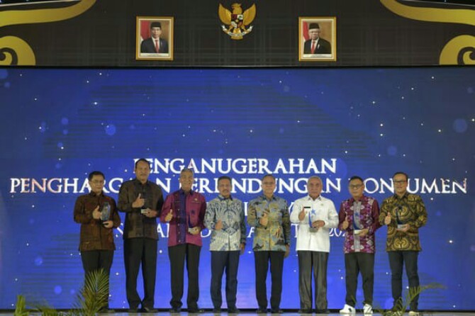 Kadisperindag Sumut Aspan Sopian Batubara (paling kiri) berfoto bersama Mendag Zulkifli Hasan dan penerima penghargaan perlindungan konsumen dari Kemendag.(ist)