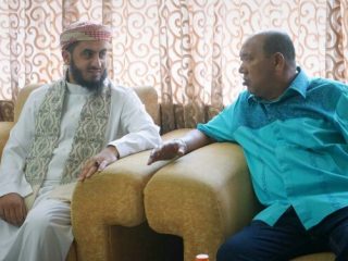 Plt Bupati Langkat saat berbincang dengan Syekh Adil Al Bahri dari Yaman
