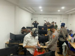 Kepala Kepolisian Daerah Sumatera Utara (Kapolda Sumut), Irjen Pol RZ Panca Putra Simanjuntak menggerebek lokasi judi online di kawasan Perumahan elit Cemara Asri, Percut Seituan, Deliserdang, Selasa (9/8/2022) dini hari.