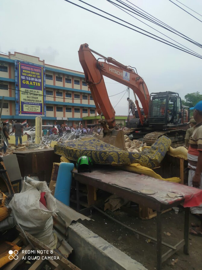 Suasana pengosongan lahan bangunan liar di Jalan Eka Prasetya dan Jalan Kemiri