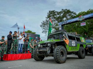Wakil Walikota Medan, Aulia Rachman saat ikut melepas peserta Bukit Barisan Adventure 2022