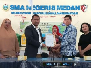 Ketua IKA Smandel, Indra Sakti Harahap (dua dari kiri) menyerahkan piagam penghargaan pada pihak DLH Sumut usai pelatihan di Aula SMAN 8 Medan, Jumat (2/9/2022).