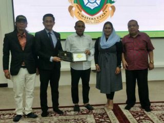 Gubsu berfoto bersama calon investor pembangunan RS internasional di Sumut.