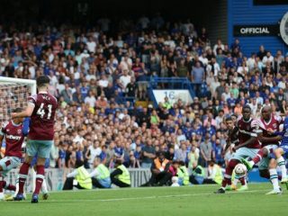 Kai Havertz saat melepaskan tembakan ke arah gawang West Ham