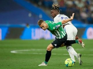 Pemain Real Madrid dan Real Betis saling berebut bola. Real Madrid unggul 2-1 dalam laga tersebut. Foto:google