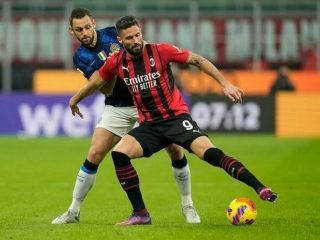 O Giroud saat berusaha melewati pemain Inter