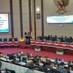 Walikota Medan, Bobby Afif Nasution menyerahkan not pengantar R APBD Perubahan 2022 ke anggota DPRD Medan melalui sidang di Gedung DPRD Medan, Senin (5/9/2022).