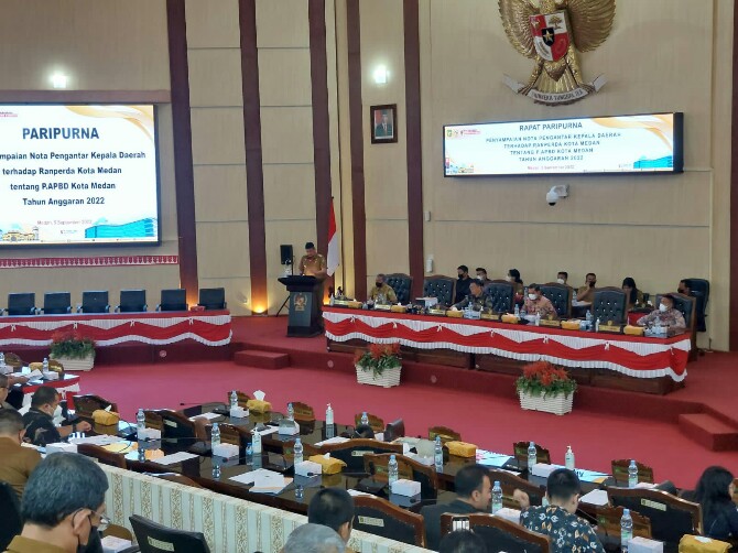 Walikota Medan, Bobby Afif Nasution menyerahkan not pengantar R APBD Perubahan 2022 ke anggota DPRD Medan melalui sidang di Gedung DPRD Medan, Senin (5/9/2022).