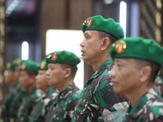 Mayjend TNI Ahmad Rizal Ramdhani (dua dari kanan) turut naik pangkat menjadi Mayjend TNI. Rizal merupakan mantan Danyonzipur dan Dandenintel Kodam I/BB.