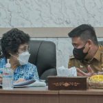 Walikota Medan, Bobby Nasution saat berbincang dengan Dewas KPK, Albertina Ho