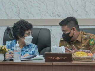 Walikota Medan, Bobby Nasution saat berbincang dengan Dewas KPK, Albertina Ho