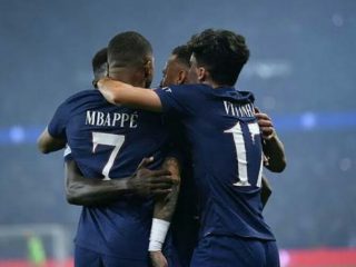 Para pemain PSG merayakan gol Mbappe ke gawang Juventus