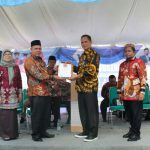 Plt Dekan FIS UINSU Dr Maraimbang Daulay (dua dari kiri) menyerahkan sertifikat penghargaan pada Kolonel (Sus) Solihuddin Nasution yang menjadi narasumber kunci dalam PBAK FIS 2022.