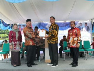 Plt Dekan FIS UINSU Dr Maraimbang Daulay (dua dari kiri) menyerahkan sertifikat penghargaan pada Kolonel (Sus) Solihuddin Nasution yang menjadi narasumber kunci dalam PBAK FIS 2022.