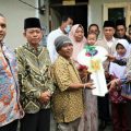 Plt Bupati Langkat, Syah Afandin serahkan kunci rumah kepada Ramadhan usai dibedah