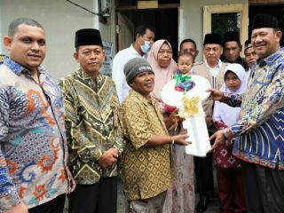 Plt Bupati Langkat, Syah Afandin serahkan kunci rumah kepada Ramadhan usai dibedah