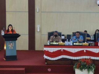 Margaret MS saat menyampaikan pemandangan umum Fraksi PDI Perjuangan DPRD Medan