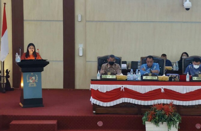 Margaret MS saat menyampaikan pemandangan umum Fraksi PDI Perjuangan DPRD Medan