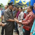 Plt Bupati Langkat, Syah Afandin saat menyerahkan bantuan sosial