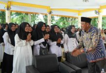Plt Bupati Langkat, Syah Afandin bercengkrama dengan para guru PAI se-Kabupaten Langkat