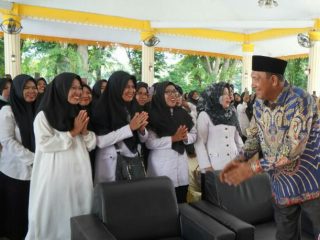 Plt Bupati Langkat, Syah Afandin bercengkrama dengan para guru PAI se-Kabupaten Langkat