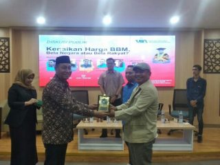 Dekan FIS Prof Abdurrahman (kiri depan) menyerahkan plakat kepada narasumber diskusi Faisal Mahrawa, disaksikan narasumber lainnya.