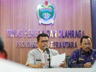 Kadispora Sumut Tuahta R Saragih memberikan keterangan pers soal sayembara desain maskot, logo, tagline dan lagu PON 2024.