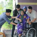 Pengurus JN Center membantu Nek Jumiah naik ke kursi roda