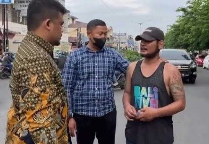 Walikota Medan, Bobby Nasution memarahi juru parkir bertato di kawasan Jalan Dr Mansyur, Minggu (11/9/2022).