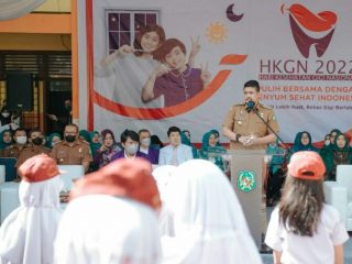 Sekitar 5.000 siswa SD di Kota Medan mengikuti sikat gigi massal di SD Pertiwi, Jalan Budi Pembangunan, Medan, Senin (12/9/2022)