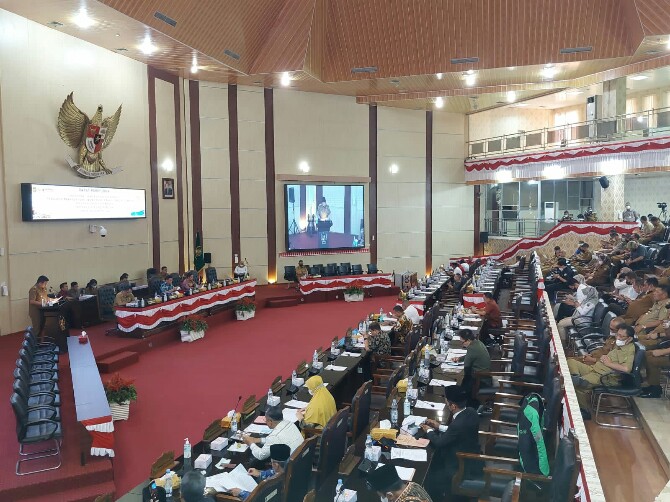 Walikota Medan, Bobby Afif Nasution menyampaikan jawaban atas pemandangan umum fraksi -fraksi di DPRD Medan melalui sidang paripurna DPRD Medan, Senin (12/9/2022).