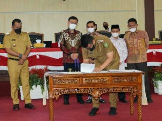 Walikota Medan, Bobby Afif Nasution menandatangani nota kesepakatan KUA PPAS R APBD Kota Medan 2023