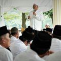 Plt Bupati Langkat, Syah Afandin bersama Pimpinan Pusat Majelis Pengkajian Tauhid dan Tasawuf Asia Tenggara dan Syekh Tariqat Naqsabandiyah, Syekh Amran Waly Al-Khalidi, Tuan Guru Syekh Muhamad Saleh dari Malaysia menggelar dzikir dan doa bersama, di Pendopo Jentera Malay Rumah Dinas Bupati Langkat, Selasa(13/9/2022)