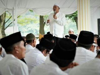 Plt Bupati Langkat, Syah Afandin bersama Pimpinan Pusat Majelis Pengkajian Tauhid dan Tasawuf Asia Tenggara dan Syekh Tariqat Naqsabandiyah, Syekh Amran Waly Al-Khalidi, Tuan Guru Syekh Muhamad Saleh dari Malaysia menggelar dzikir dan doa bersama, di Pendopo Jentera Malay Rumah Dinas Bupati Langkat, Selasa(13/9/2022)