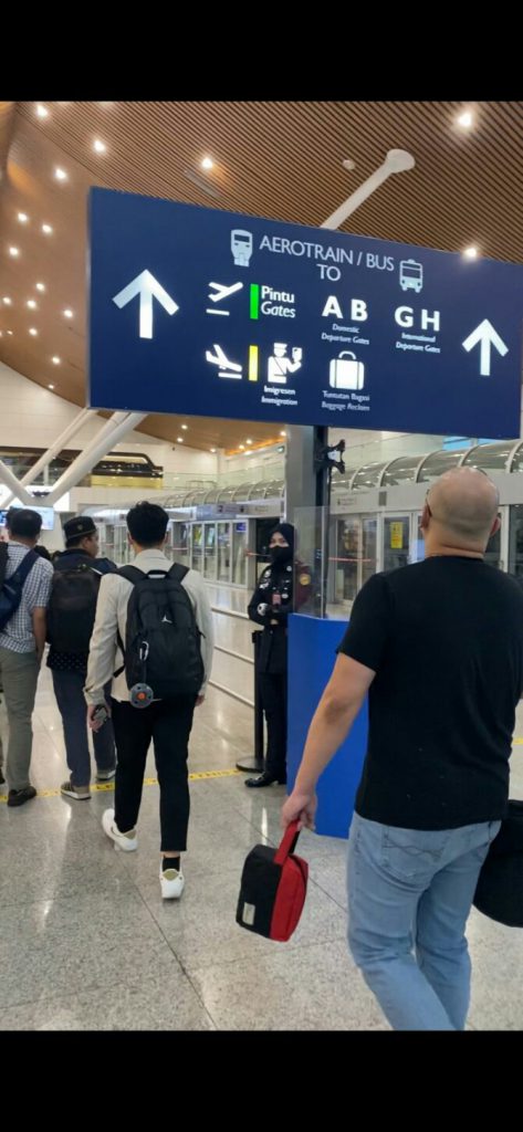 Para wisatawan sudah mulai berdatangan melalui bandara KLIA-2 di Kuala Lumpur, pekan lalu. Malaysia kini menggunakan konsep SOP covid-19 yang ramah untuk wisatawan guna mendorong tingkat kunjungan ke negara tersebut.