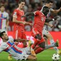 Pemain Munchen, S Mane berusaha melewati hadangan pemain Barcelona. Munchen menang 2-0 dalam laga ini. Foto:ist/googgle
