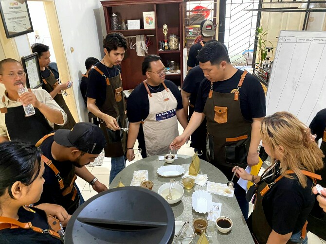 Komoditas kopi terus mendapat tempat di masyarakat Indonesia, ditandai dengan tumbuh kembangnya bisnis hilir kopi, terutama warung kopi. Pertumbuhan coffeeshop ini paralel dengan meningkatnya konsumsi kopi.