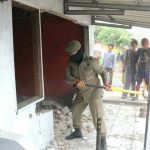 Petugas Satpol PP Kota Medan sedang membongkar bangunan milik OKP di Kecamatan Medan Labuhan