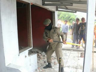 Petugas Satpol PP Kota Medan sedang membongkar bangunan milik OKP di Kecamatan Medan Labuhan