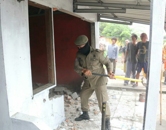 Petugas Satpol PP Kota Medan sedang membongkar bangunan milik OKP di Kecamatan Medan Labuhan