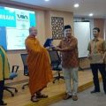 Dekan FIS UINSU Prof Dr Abdurrahman menyerahkan cinderamata pada narasumber diskusi di Aula FIS UINSU, Kamis (15/9/2022)