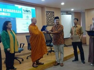 Dekan FIS UINSU Prof Dr Abdurrahman menyerahkan cinderamata pada narasumber diskusi di Aula FIS UINSU, Kamis (15/9/2022)