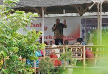 Plt Bupati Langkat, Syah Afandin saat meresmikan taman edukasi di Desa Batu Melenggang, Kamis (15/9/2022)