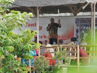 Plt Bupati Langkat, Syah Afandin saat meresmikan taman edukasi di Desa Batu Melenggang, Kamis (15/9/2022)