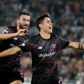 Penyerang P Dybala merayakan golnya ke gawang HJK Helsinski. AS Roma menang 3-0 dalam laga ini.