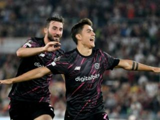 Penyerang P Dybala merayakan golnya ke gawang HJK Helsinski. AS Roma menang 3-0 dalam laga ini.