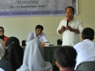 Ketua Dewan Kehormatan Provinsi (DKP) Persatuan Wartawan Indonesia (PWI) Sumut Drs M Syahrir MIKom saat menjadi pembicara dan motivator pada kuliah umum Pengenalan Kehidupan Kampus Mahasiswa Baru (PKKMB) di Sekolah Tinggi Ilmu Komunikasi “Pembangunan” (STIK-P) Medan, Jl SM Raja, Jumat (16/9).