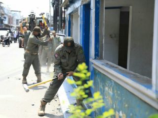 Lagi, 4 Unit Pos Kepemudaan di Atas Parit Dibongkar Personel Satpol PP